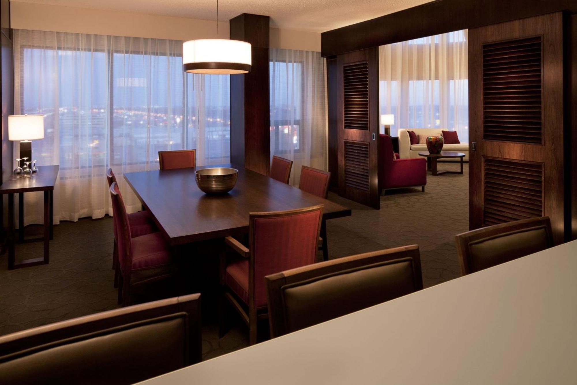 Delta Hotels By Marriott Edmonton South Conference Centre Екстериор снимка