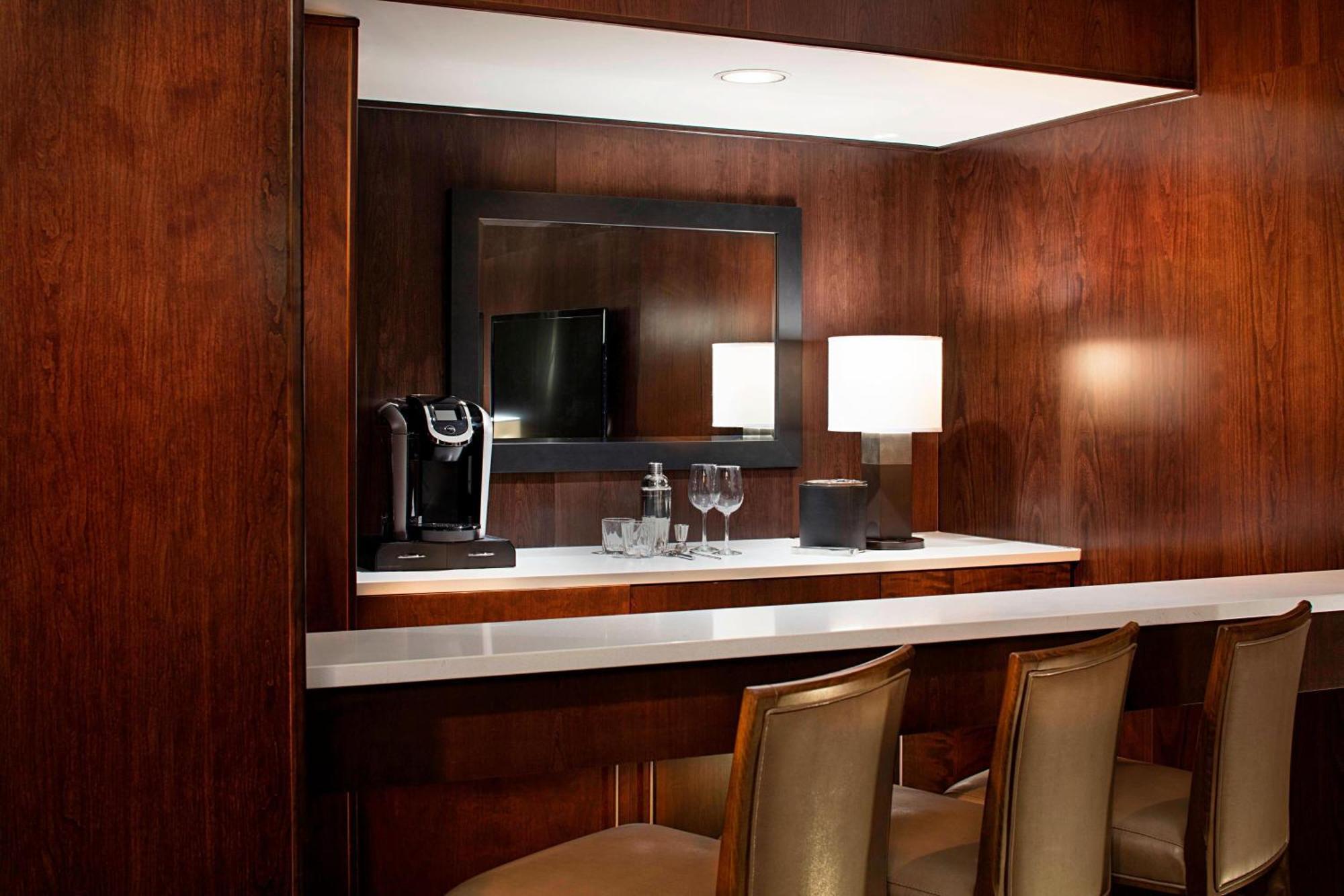 Delta Hotels By Marriott Edmonton South Conference Centre Екстериор снимка