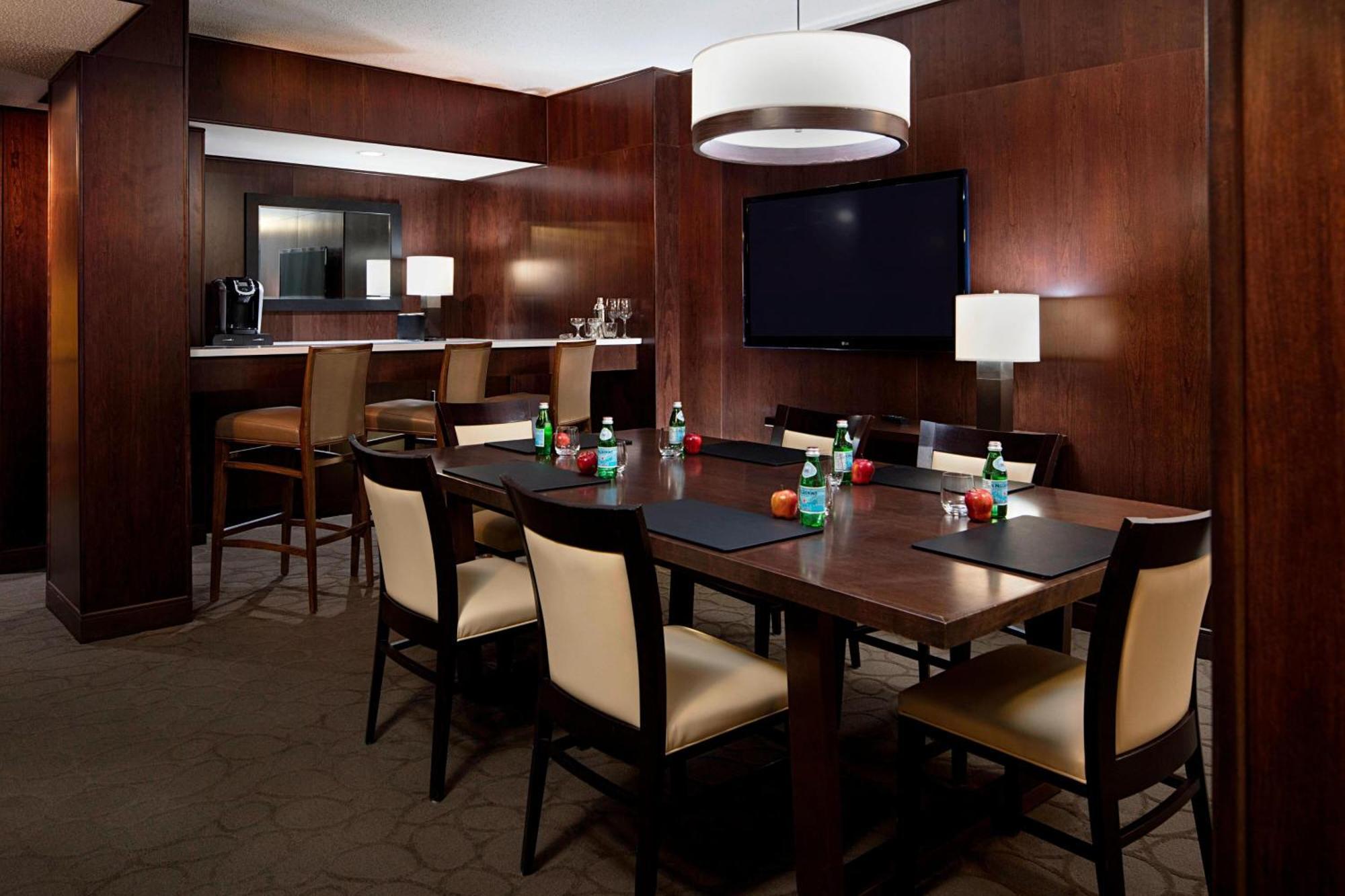 Delta Hotels By Marriott Edmonton South Conference Centre Екстериор снимка