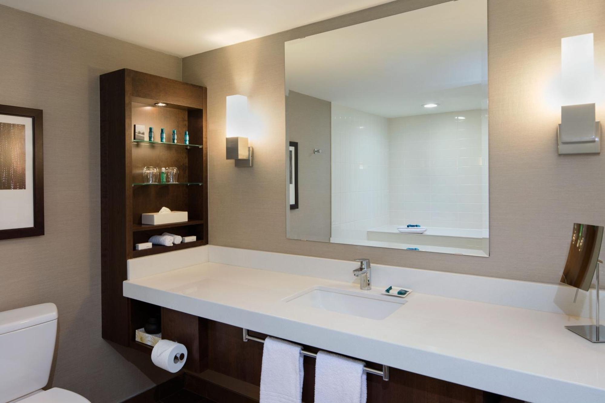 Delta Hotels By Marriott Edmonton South Conference Centre Екстериор снимка